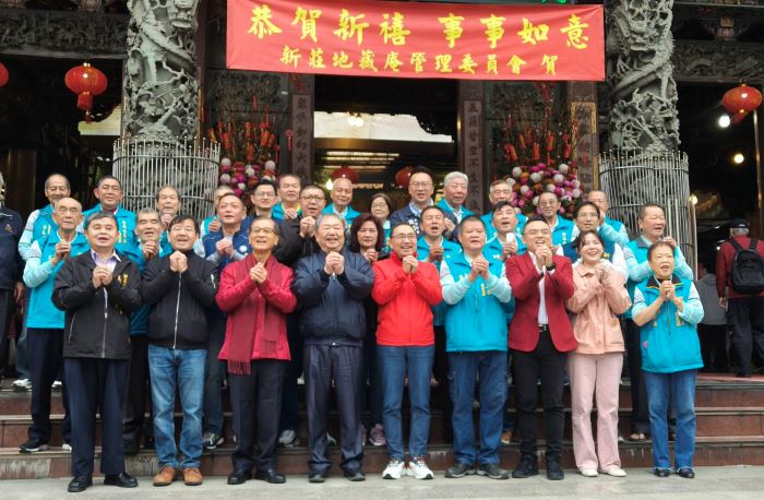 侯友宜大年初一宮廟參拜 為民祈福送福袋 35 《圖說》市長侯友宜於新莊地藏庵參拜並與眾人合影,祈求馬年市政昌隆、平安順利,前排左四議長蔣根煌、左二民政局長林耀長。〈民政局提供〉