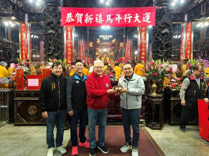 大年初二蘆洲祈福參拜 侯友宜邀出外賞燈踏青走春 28 《圖說》市長侯友宜大年初二前往湧蓮寺參拜祈福,湧蓮寺主委回贈發財錢母。〈民政局提供〉