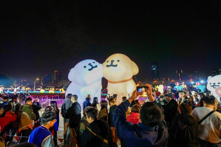 新北燈會攝影賽徵件 專家業餘、傳統創新隨拍隨投 54 《圖說》韓國超人氣IP線條小狗。〈民政局提供〉