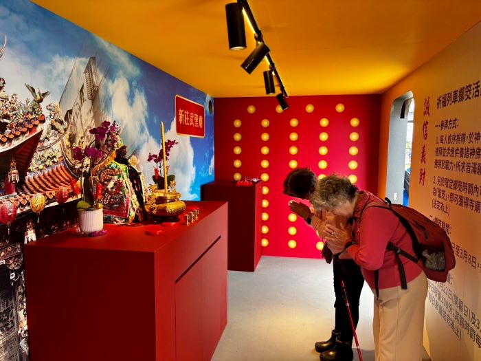 新北燈會600份文創品限量送 元宵加碼金馬舞錢 16 《圖說》民眾祈福、感受神明庇佑,心願滿載。〈民政局提供〉