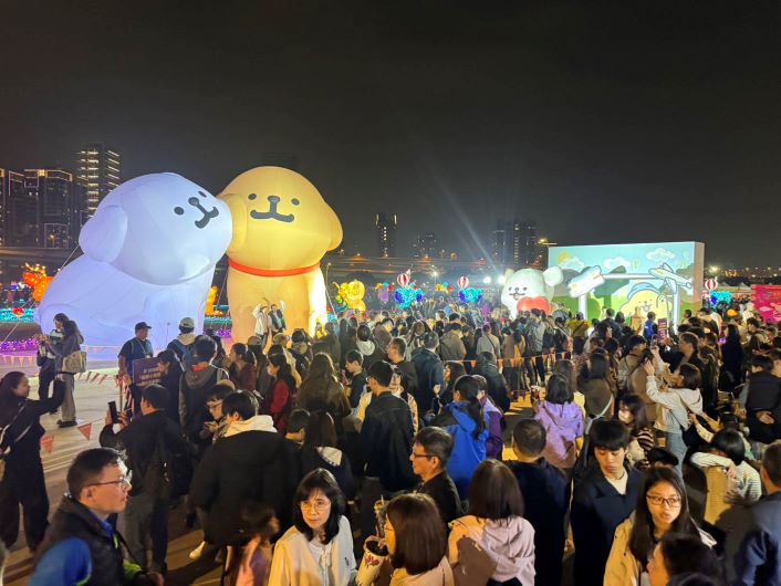 紅寶馬昂首奔騰 新北燈會璀璨登場 奇幻場景好運啟程 10 《圖說》2026新北燈會「勁馬奔騰・新北 Hi Light」園區人潮絡繹不絕。〈民政局提供〉