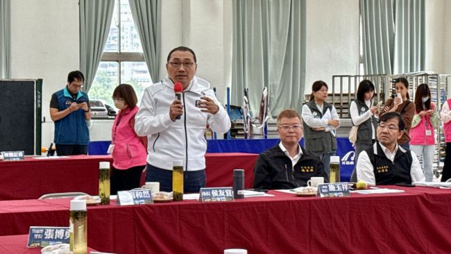 行動治理前進三鶯 侯:感謝里長衝鋒陷陣讓新北越來越好 10 《圖說》市長侯友宜今日率市府局處團隊至鶯歌及三峽區與在地里長行動治理座談,聽取地方意見,右一民政局長林耀長。〈民政局提供〉