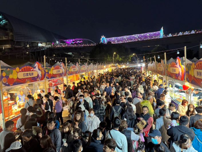 紅寶馬昂首奔騰 新北燈會璀璨登場 奇幻場景好運啟程 12 《圖說》新北燈會20日試營運以來至開幕短短3天,已吸引超過150萬人次湧入。〈民政局提供〉