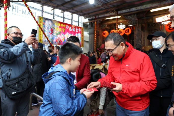 侯友宜大年初一宮廟參拜 為民祈福送福袋 36 《圖說》市長侯友宜大年初一抵達新莊慈祐宮參拜,祝福市民朋友馬年萬事如意。〈民政局提供〉