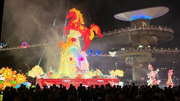 紅寶馬昂首奔騰 新北燈會璀璨登場 奇幻場景好運啟程 8 《圖說》2026新北燈會「勁馬奔騰・新北 Hi Light」,高達15米、360度環繞展演的紅寶馬主燈,搭配聲光音效與沉浸式投影科技,巨型駿馬昂首奔騰,象徵新年開春氣勢如虹。〈民政局提供〉
