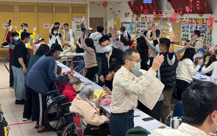 紙藝互動暖心相伴 新北替代役青年陪長者迎春納福 11 《圖說》役男們透過帶動唱等活動與長輩們一起動動身、動動腦、也動動心。〈民政局提供〉