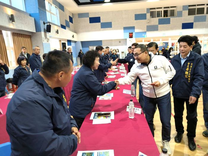 行動治理貢寮雙溪 侯:完善基礎建設、活化觀光資源 35 《圖說》侯友宜市長於座談會前與貢寮區里長熱切交流,傾聽基層心聲。〈民政局提供〉