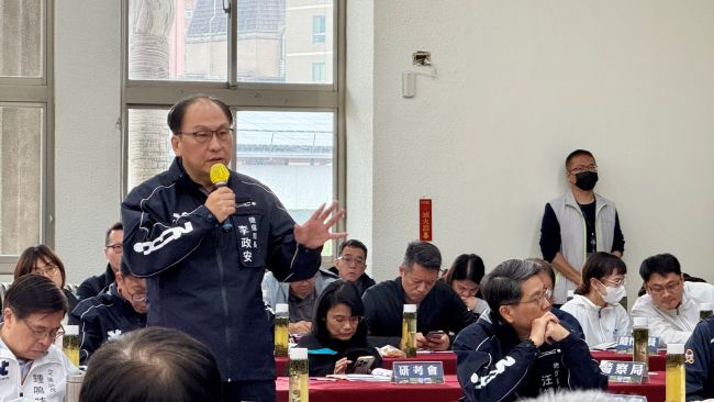 行動治理前進三鶯 侯:感謝里長衝鋒陷陣讓新北越來越好 13 《圖說》捷運局長李政安回應捷運三鶯線降躁措施。〈民政局提供〉