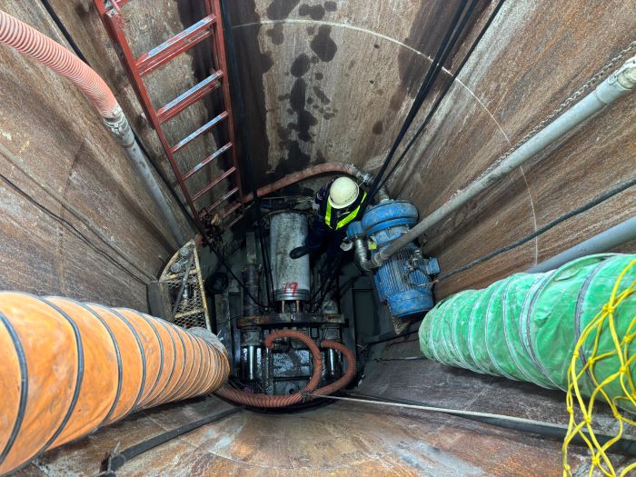 打通8 米窄巷「任督二脈」 土城污水管網 5 處銜接完工近2千戶受惠 23 《圖說》施工人員進行地下管線推進,完善該地區污水管線系統。〈水利局提供〉