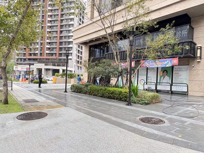 打通8 米窄巷「任督二脈」 土城污水管網 5 處銜接完工近2千戶受惠 24 《圖說》社區大樓的自設陰井與外部公共污水下水道人孔銜接,完成污水接管作業。〈水利局提供〉