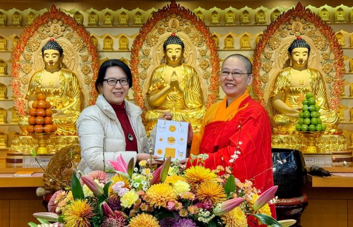 中和農會慰問永和警 佛光山活動蔣叔君分享反詐案例 29 《圖說》永和分局長蔣叔君出席佛光山永和學舍「戶外聯合勤教暨反詐騙宣導活動」。〈永和分局提供〉