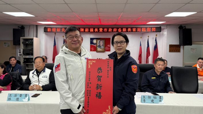 重要節日加強維安啟動 副議長陳鴻源率隊慰問永和警 15 《圖說》新北市議會副議長陳鴻源致贈慰問金及慰問品加油打氣,由分局長蔣叔君代表受禮。〈永和分局提供〉