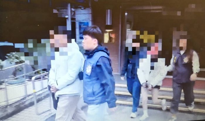 假競技真賭博 永和警破獲德州撲克賭場逮23人 30 《圖說》負責人、工作人員及賭客依賭博罪嫌移送法辦。〈永和分局提供〉