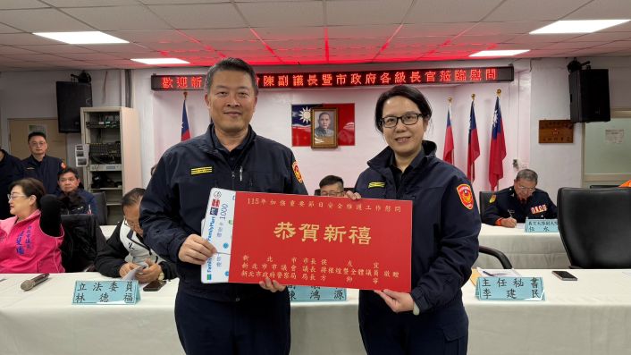 重要節日加強維安啟動 副議長陳鴻源率隊慰問永和警 16 《圖說》警察局主任秘書李建民代表致贈慰問金。〈永和分局提供〉
