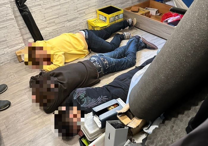 春節前強力掃蕩 海山警查獲出租套房藏槍毒 10 《圖說》海山警現場逮捕的涉嫌人。〈海山分局提供〉