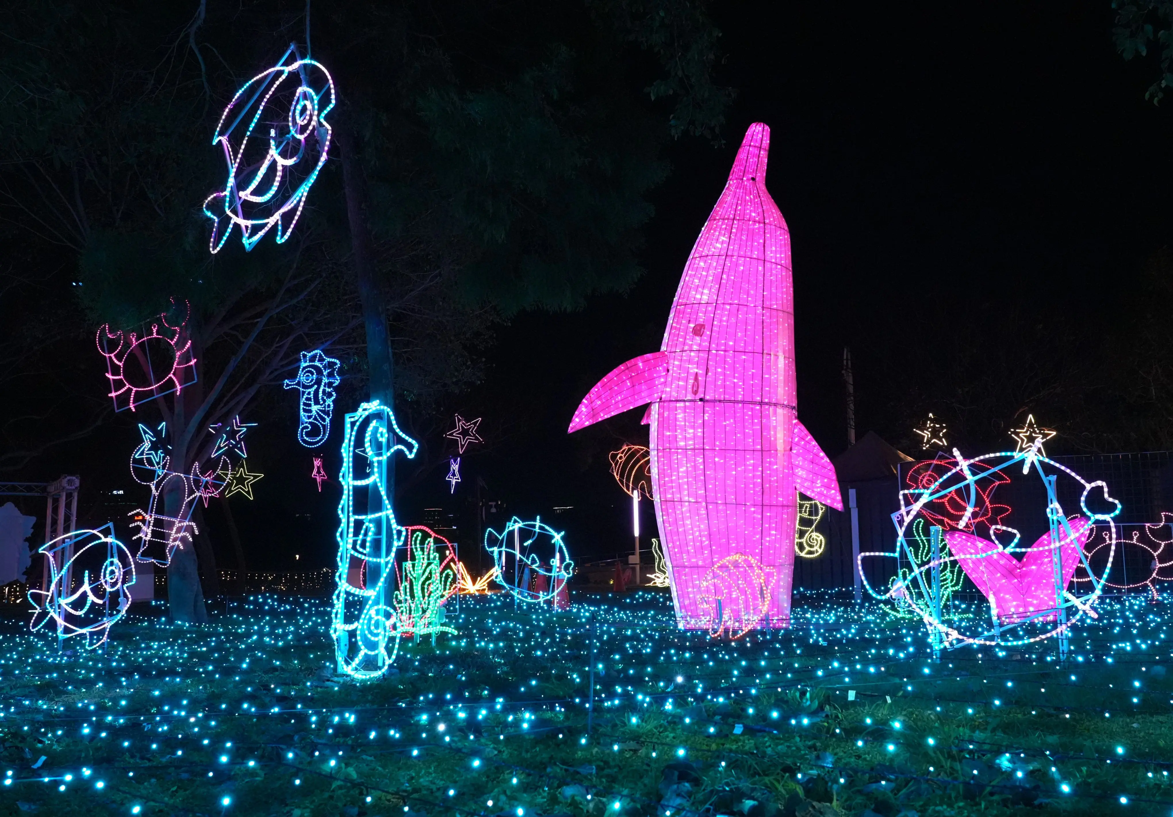 中台灣燈會破百萬人次! 民政燈區幸福祈願村展現台中山海屯城魅力 再推拍照抽好禮迎新春 中台灣燈會破百萬人次! 民政燈區幸福祈願村展現台中山海屯城魅力 再推拍照抽好禮迎新春