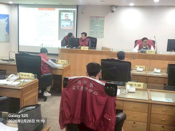 因應瑞芳淨水場破管搶修 新北跨區調度設置供水站應變 45 《圖說》副市長朱惕之趕赴瑞芳區公所召開停水應變會議。〈消防局提供〉