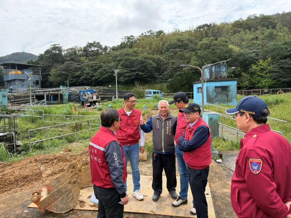 因應瑞芳淨水場破管搶修 新北跨區調度設置供水站應變 46 《圖說》應變會議結束後,朱惕之副市長率消防局長、瑞芳區長及災防辦代表至瑞芳淨水場現場會勘。〈消防局提供〉