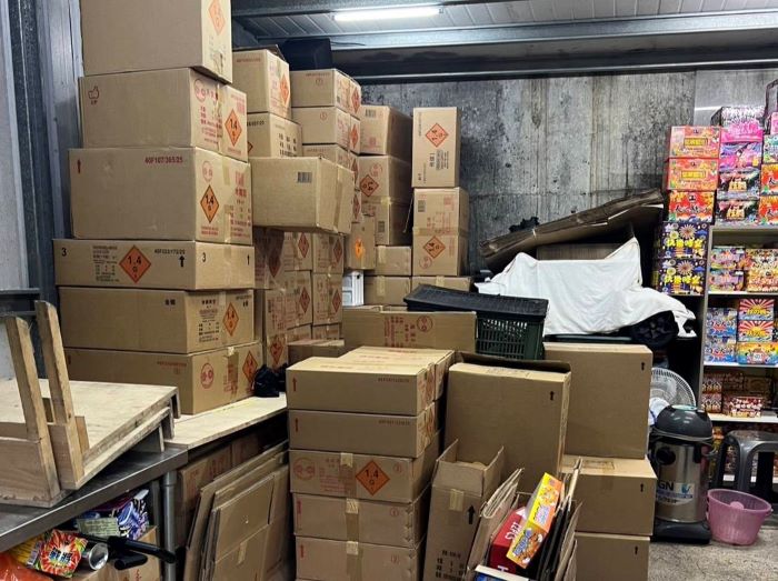 數量三年之最! 新北消查獲私藏1700公斤爆竹倉庫 6 《圖說》萬里一處鐵皮建築倉庫逾1700公斤的各式爆竹煙火。〈消防局提供〉