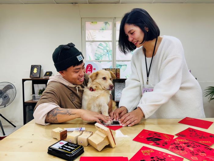 淡古首推寵物「掌印斗方」 春節最萌! 55 《圖說》淡水古蹟博物館即日起至在淡水紅毛城推出寵物「掌印斗方」DIY,歡迎有興趣的飼主把握機會前來體驗,讓寵物變成農曆春節最萌的裝飾。〈淡古提供〉