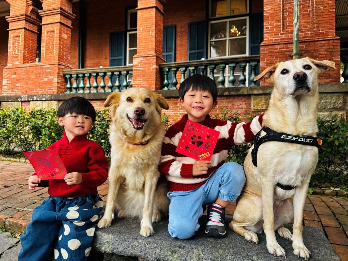 淡古首推寵物「掌印斗方」 春節最萌! 56 《圖說》獨一無二的寵物「掌印斗方」化身今年過年最可愛的特色春聯,歡迎前來體驗。〈淡古提供〉