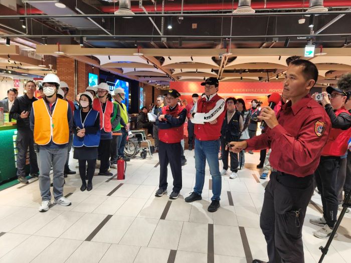 年貨採買高峰將至 新北春節前全面啟動百貨稽查 41 《圖說》副市長朱惕之〈中右〉、消防局長陳崇岳〈中左〉聽取聯合稽查重點項目說明。〈消防局提供〉