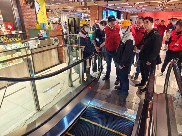 年貨採買高峰將至 新北春節前全面啟動百貨稽查 40 《圖說》聯合稽查重點項目--安全梯、手扶梯。〈消防局提供〉