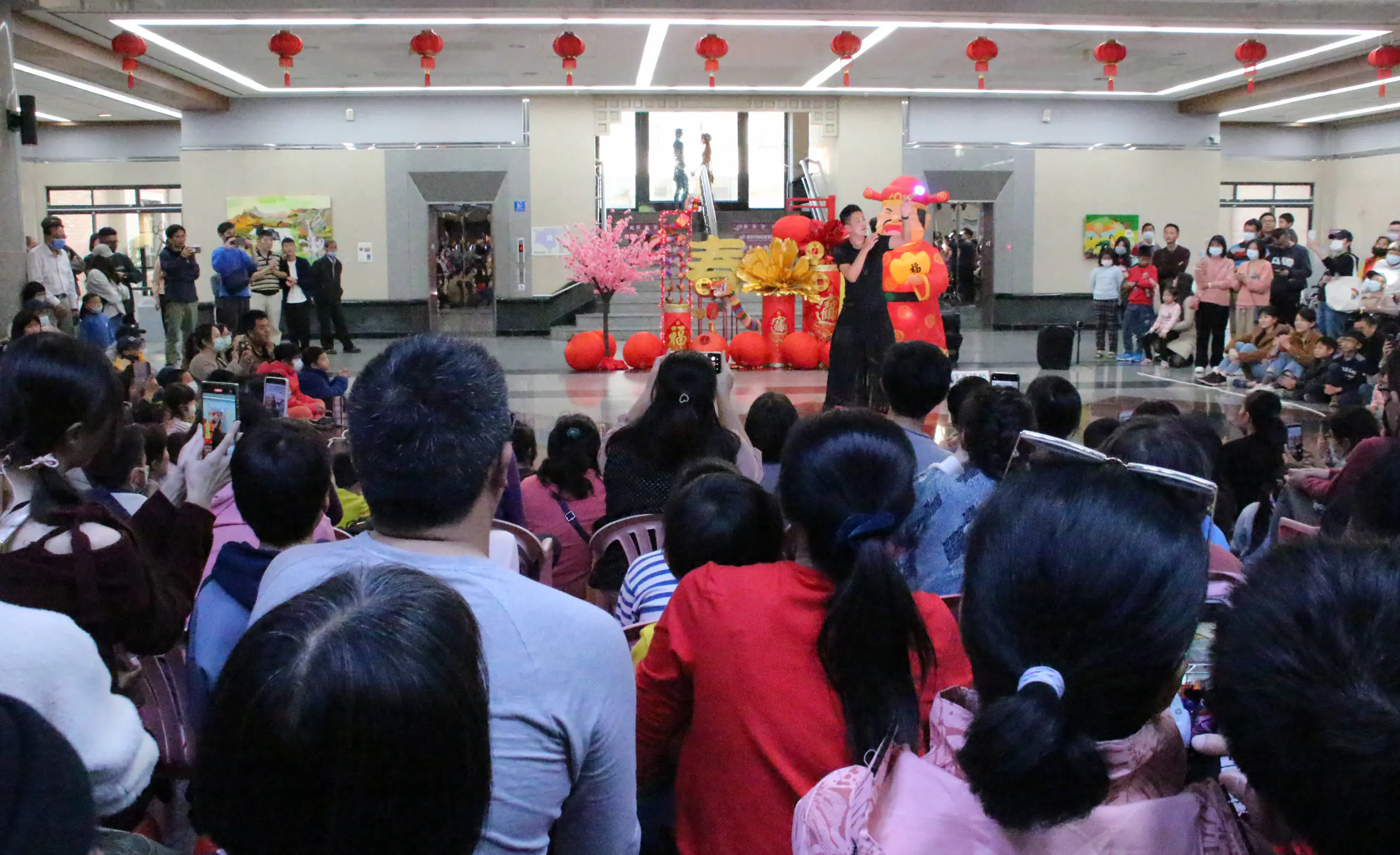 瑞馬踏春來!中市文化中心、市圖初四熱鬧開館 限量紅包福袋不容錯過 瑞馬踏春來!中市文化中心、市圖初四熱鬧開館 限量紅包福袋不容錯過