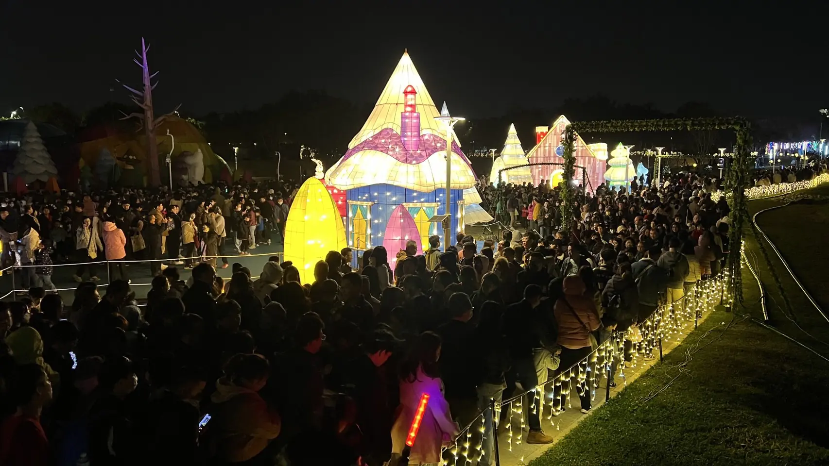 姆明魅力引爆人潮!中台灣燈會3天破百萬 民眾讚:親臨現場更好看 姆明魅力引爆人潮!中台灣燈會3天破百萬 民眾讚:親臨現場更好看