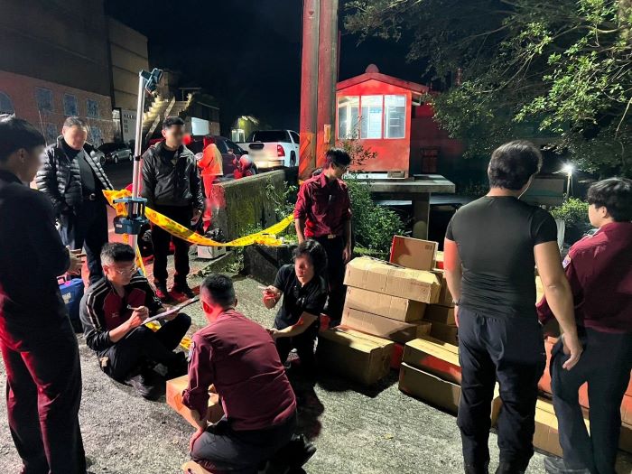 數量三年之最! 新北消查獲私藏1700公斤爆竹倉庫 5 《圖說》新北消動員大批人力清點各式爆竹煙火。〈消防局提供〉