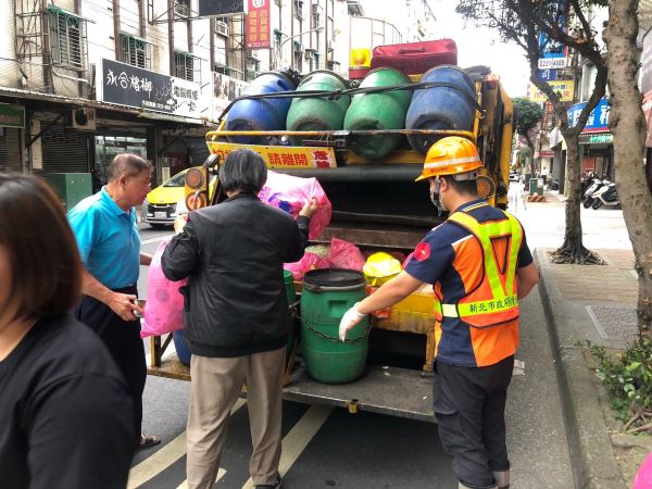 加強除夕垃圾收運 新北3146噸為平日1.74倍 11 《圖說》清潔隊員執行垃圾收運勤務。〈環保局提供〉