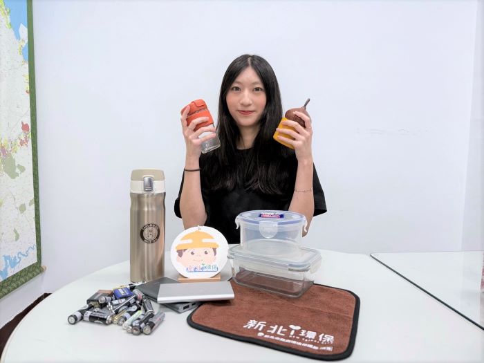 賞燈祈福做環保 新北推自備餐具換好禮 46 《圖說》環保局邀請民眾參與「資收知識燈謎站」活動,一同減塑把好禮帶回家。〈環保局提供〉