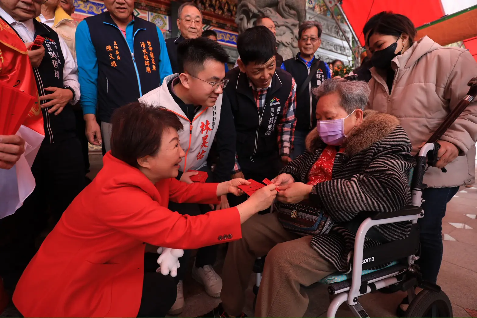 大年初一連訪四宮廟發「馬到金來」小紅包 盧市長:願國泰民安、市政昌隆 大年初一連訪四宮廟發「馬到金來」小紅包 盧市長:願國泰民安、市政昌隆