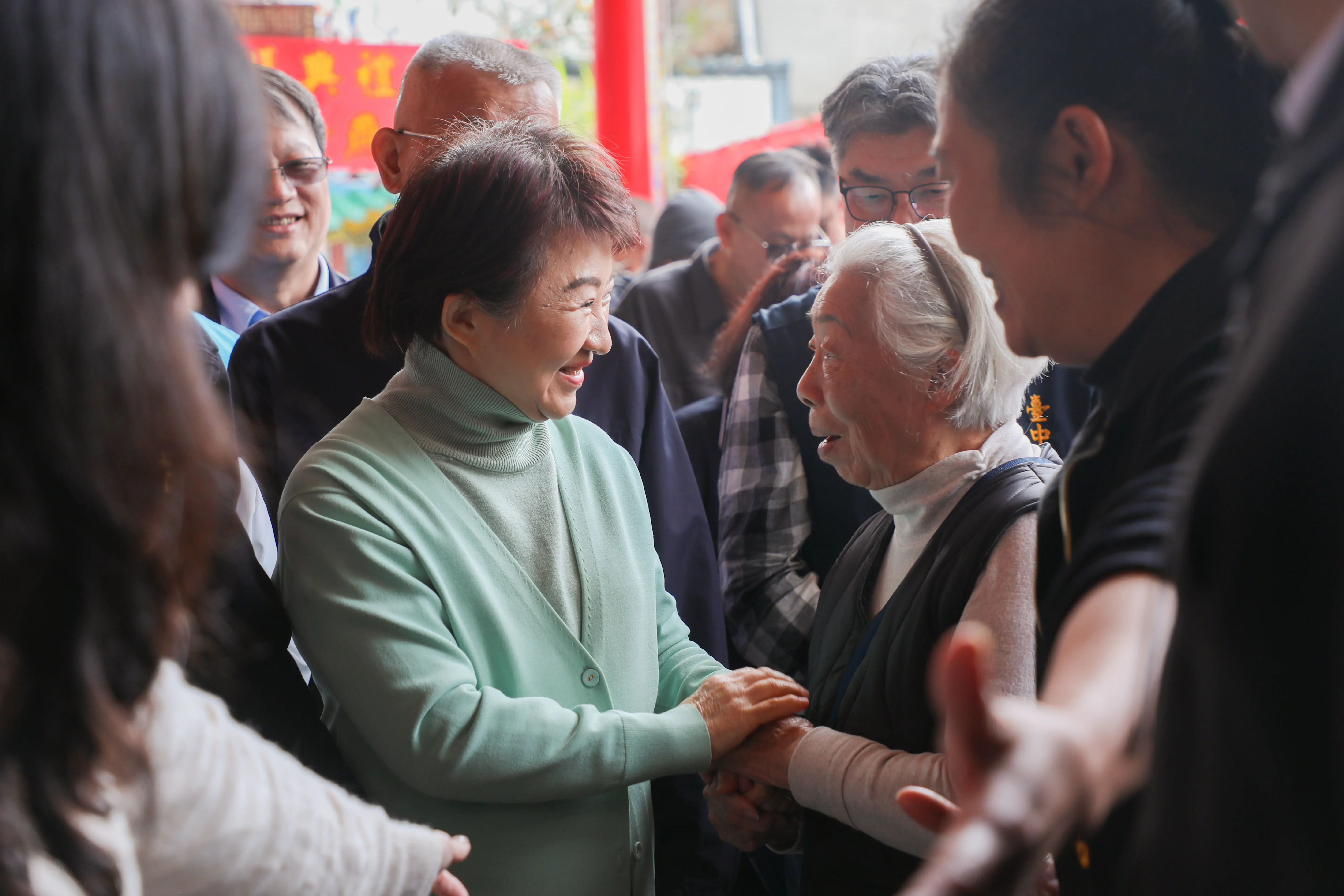 藏身巷弄的信仰力量 東區青龍宮入火安座40週年 盧市長贈匾感謝肯定福澤鄉里 藏身巷弄的信仰力量 東區青龍宮入火安座40週年 盧市長贈匾感謝肯定福澤鄉里