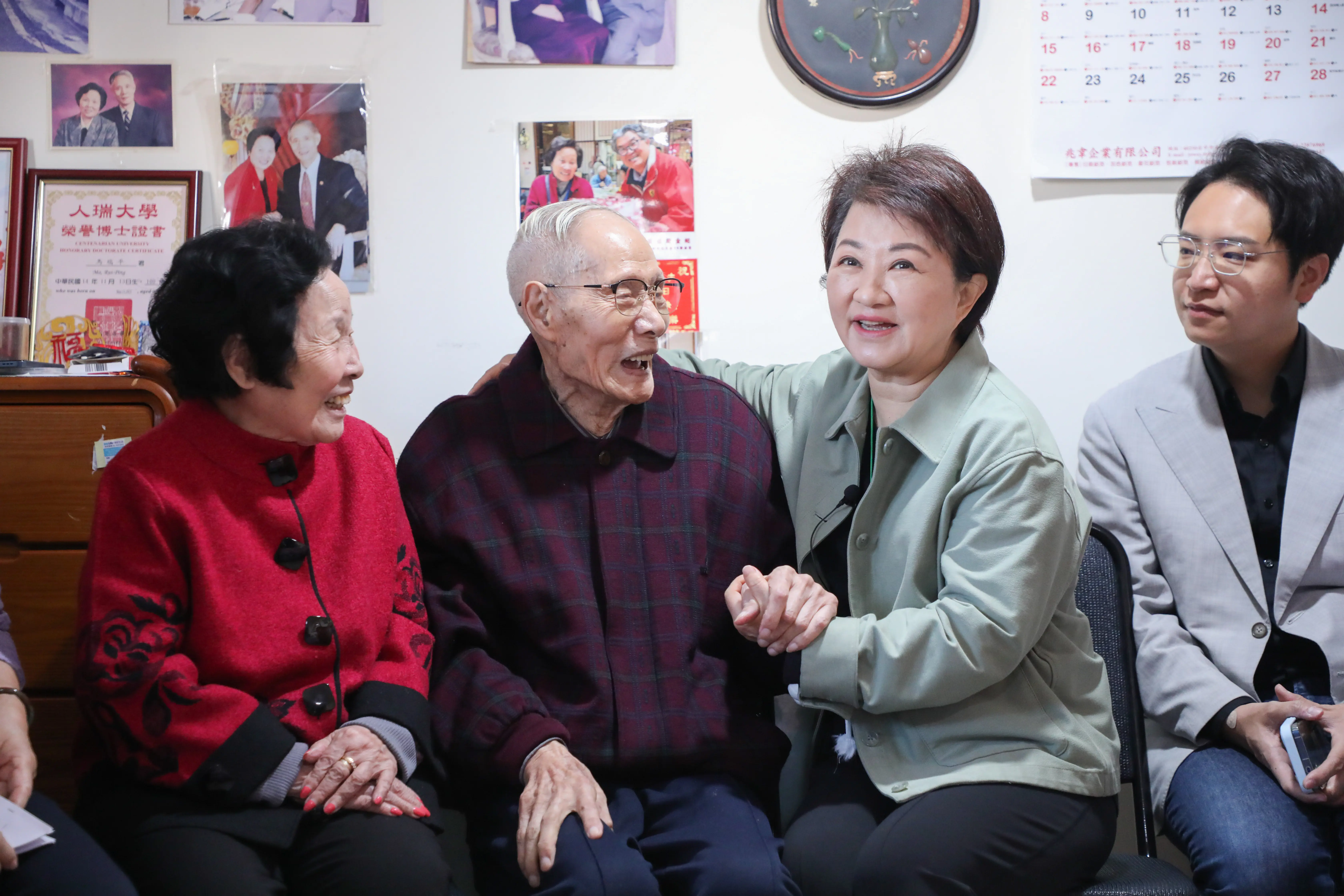 盧市長春節前夕探視百歲人瑞 籲社會關懷獨居弱勢溫暖過好年 盧市長春節前夕探視百歲人瑞 籲社會關懷獨居弱勢溫暖過好年