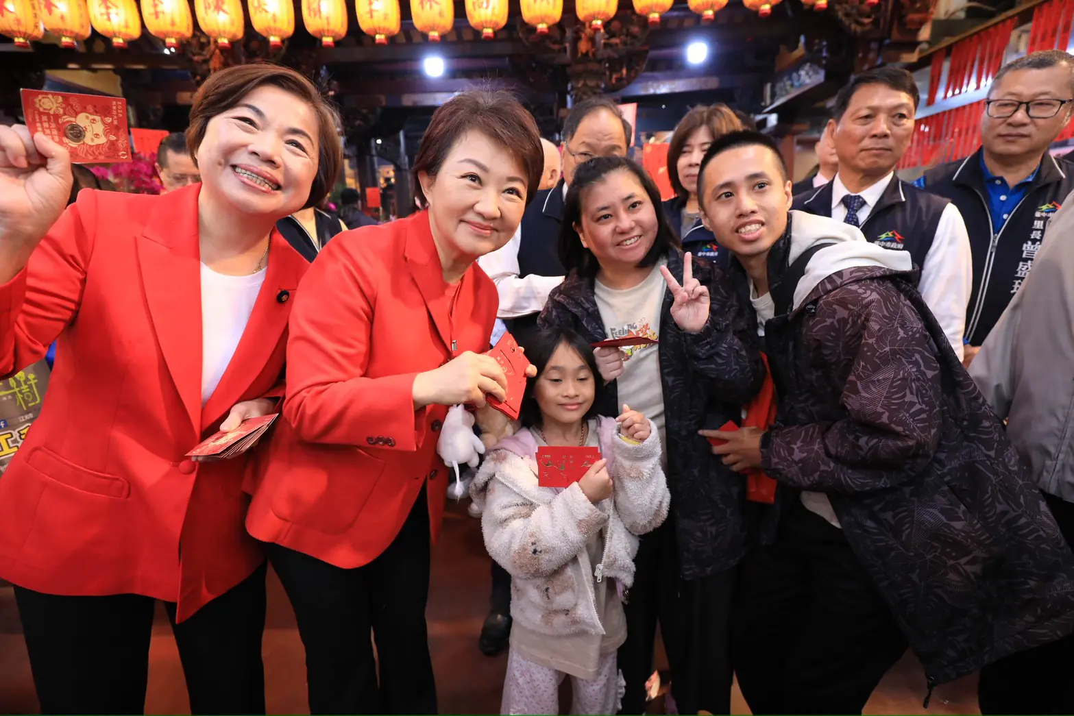 大年初一連訪四宮廟發「馬到金來」小紅包 盧市長:願國泰民安、市政昌隆 大年初一連訪四宮廟發「馬到金來」小紅包 盧市長:願國泰民安、市政昌隆