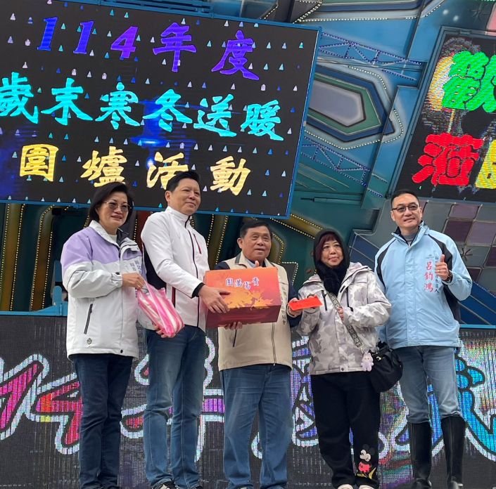 實質關懷19年 淡水區關懷弱勢協會席開百桌春節送暖 17 《圖說》新北市副市長朱惕之(左2)到場感謝協會理事長蔡錦賢(中)及協會成員多年來關懷弱勢的付出,並致贈物資及關懷金給予到場民眾,左一社會局長李美珍。〈社會局提供〉