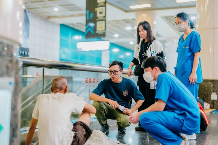 結合醫、護醫療服務街友 新北贈〈台灣思安〉感謝牌 49 《圖說》臺灣思安慈善服務協會結合醫師、護理師,定期訪視街友主要活動地點,並提供專業醫療評估及治療。〈社會局提供〉