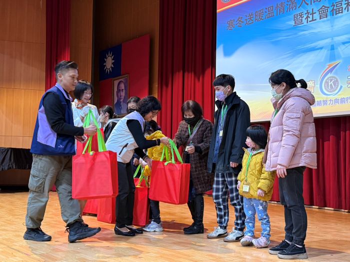 捐紅包物資獻愛心 〈新北無類同濟會〉春節前夕送暖 17 《圖說》新北社會局副局長許秀能及無類同濟會賴秀華會長共同致送物資及紅包給弱勢家庭。〈社會局提供〉
