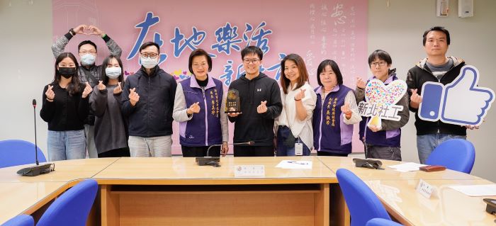 結合醫、護醫療服務街友 新北贈〈台灣思安〉感謝牌 48 《圖說》李美珍局長感謝思安慈善服務協會團隊,右1為新北市街友外展中心主任張哲榮。〈社會局提供〉