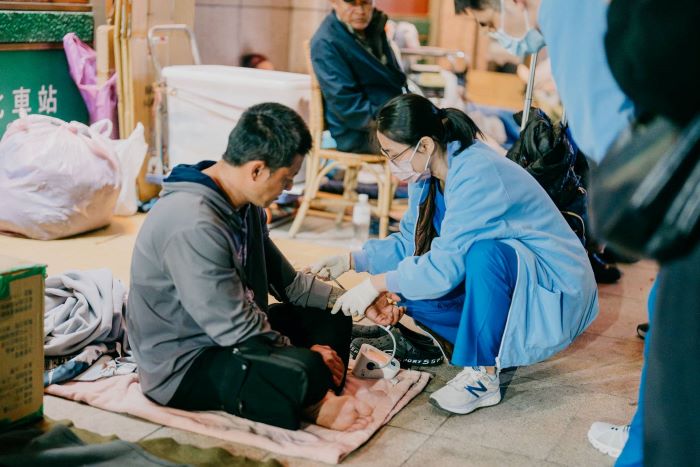 結合醫、護醫療服務街友 新北贈〈台灣思安〉感謝牌 50 《圖說》臺灣思安慈善服務協會結合醫師、護理師,主動到場為街友提供醫療服務。〈社會局提供〉