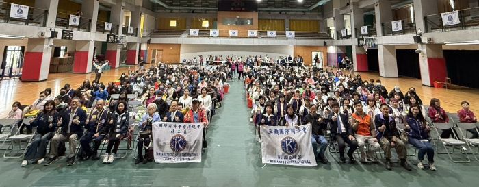 捐紅包物資獻愛心 〈新北無類同濟會〉春節前夕送暖 18 《圖說》新北市無類國際同濟會響應新北市「好日子愛心大平台」,捐贈250份紅包及民生物資。〈社會局提供〉