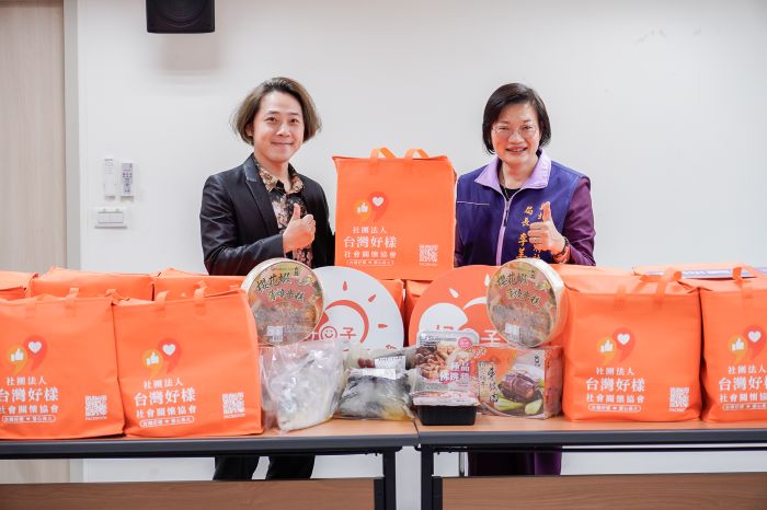 支持新北弱勢家戶 《台灣好樣》連續4年捐贈春節年菜 19 《圖說》台灣好樣社會關懷協會理事長林建甫(左)與新北市社會局長李美珍(右)合影,年菜內容經協會成員試吃挑選,並以客製化保冷袋包裝,兼顧營養與實用性。〈社會局提供〉