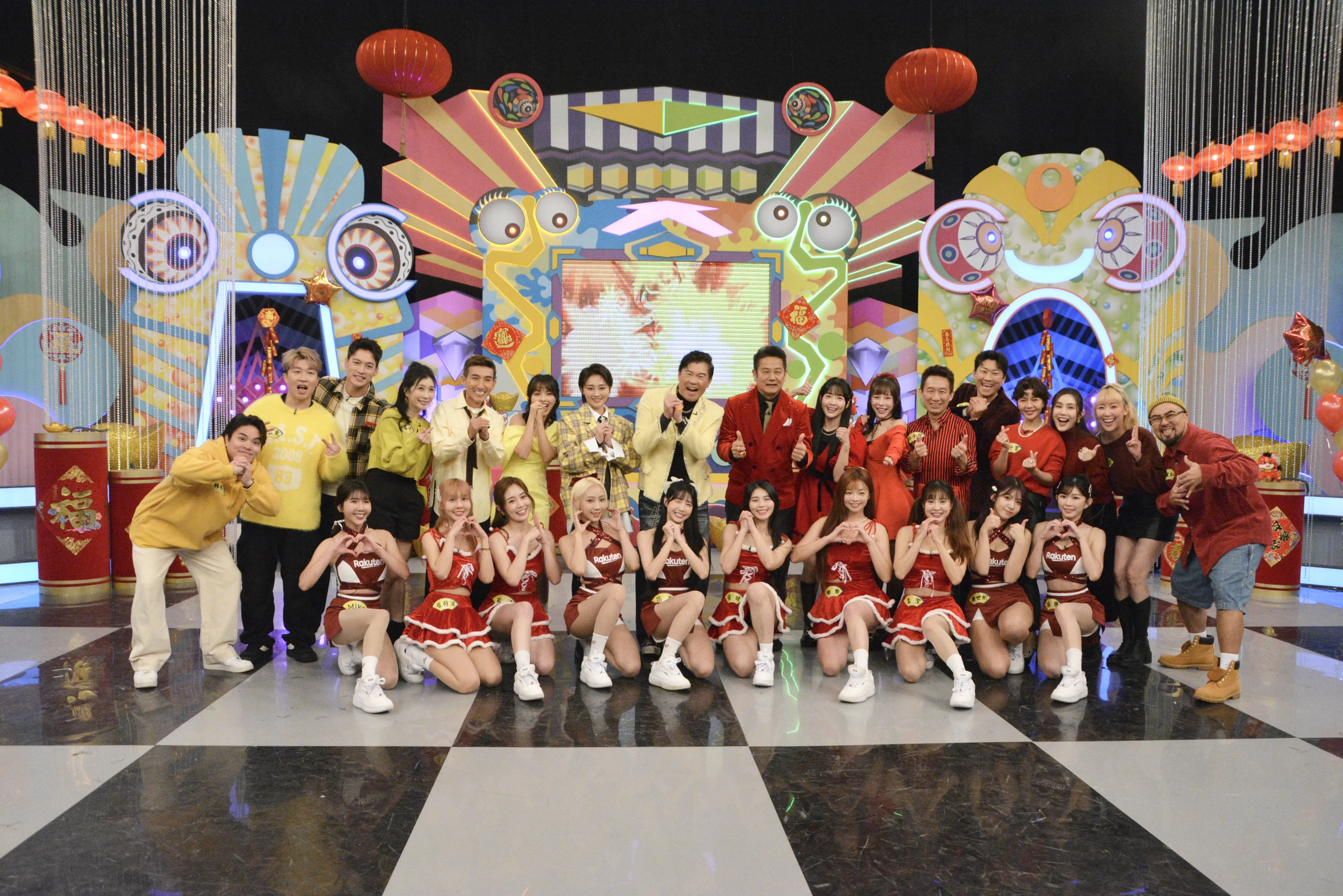 華視除夕《神馬攏賀添財衝衝衝》兩老頂元寶甩計步器大車拚 華視除夕《神馬攏賀添財衝衝衝》兩老頂元寶甩計步器大車拚