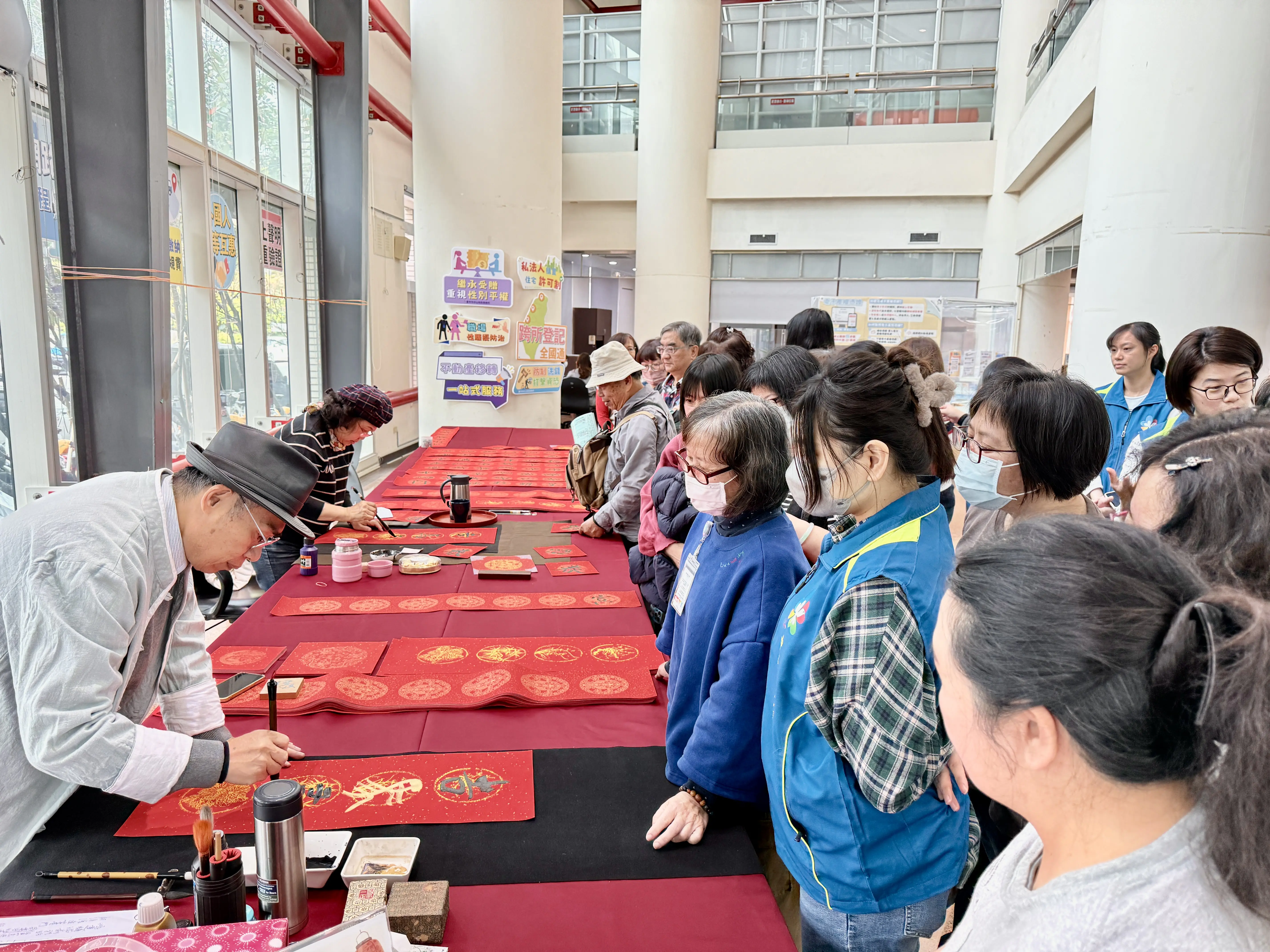 駿馬迎春過好年 中山地政邀名家揮毫贈春聯 駿馬迎春過好年 中山地政邀名家揮毫贈春聯