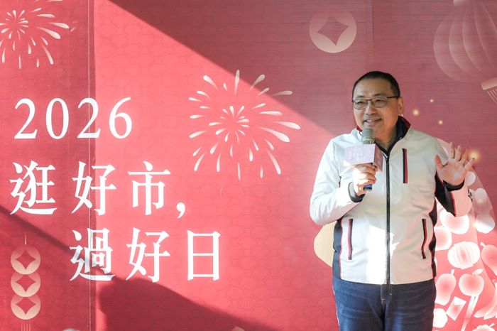 視察市場年貨 侯:買氣旺、備貨足、公安不打折 41 《圖說》侯友宜市長表示,距離除夕圍爐只剩3天採買期,傳統市場買氣很旺,但自初一開始,傳統市場將陸續休市,民眾也可以到超級市場和大賣場補貨。〈經發局提供〉