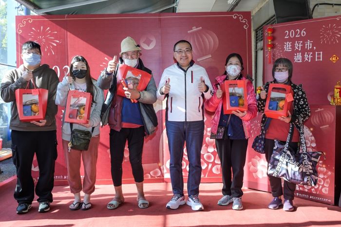 視察市場年貨 侯:買氣旺、備貨足、公安不打折 44 《圖說》侯友宜市長加碼抽5位坊寮市場年節禮「迎春好禮包」。〈經發局提供〉