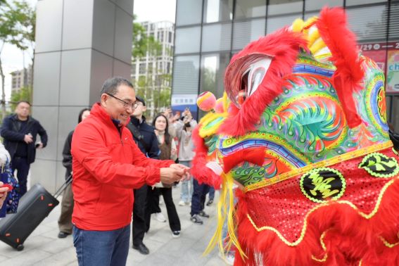 大年初一金馬迎春 侯友宜現身宏匯廣場發福袋 13 《圖說》市長侯友宜今日前往新莊宏匯廣場走春。〈經發局提供〉