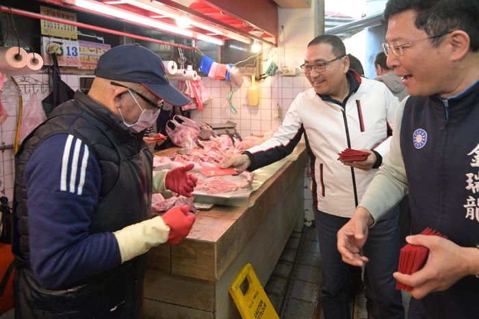 視察市場年貨 侯:買氣旺、備貨足、公安不打折 43 《圖說》侯友宜市長今日到中和枋寮市場發送新年福袋。〈經發局提供〉