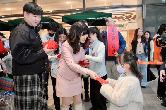 大年初一金馬迎春 侯友宜現身宏匯廣場發福袋 14 《圖說》攜家帶眷前來逛街的民眾也分享,新春走訪商場除了感受熱鬧年節氛圍,更期盼在新的一年工作順利、家人平安健康,左二經發局長盛筱蓉。〈經發局提供〉